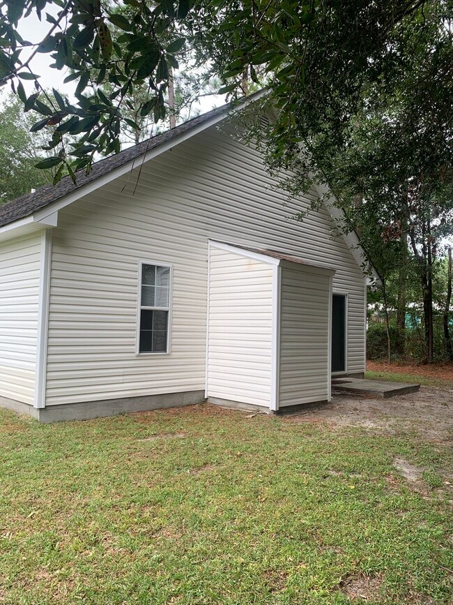 Building Photo - HALF A MONTH OF FREE RENT! 3 Bedroom, 2 Ba...