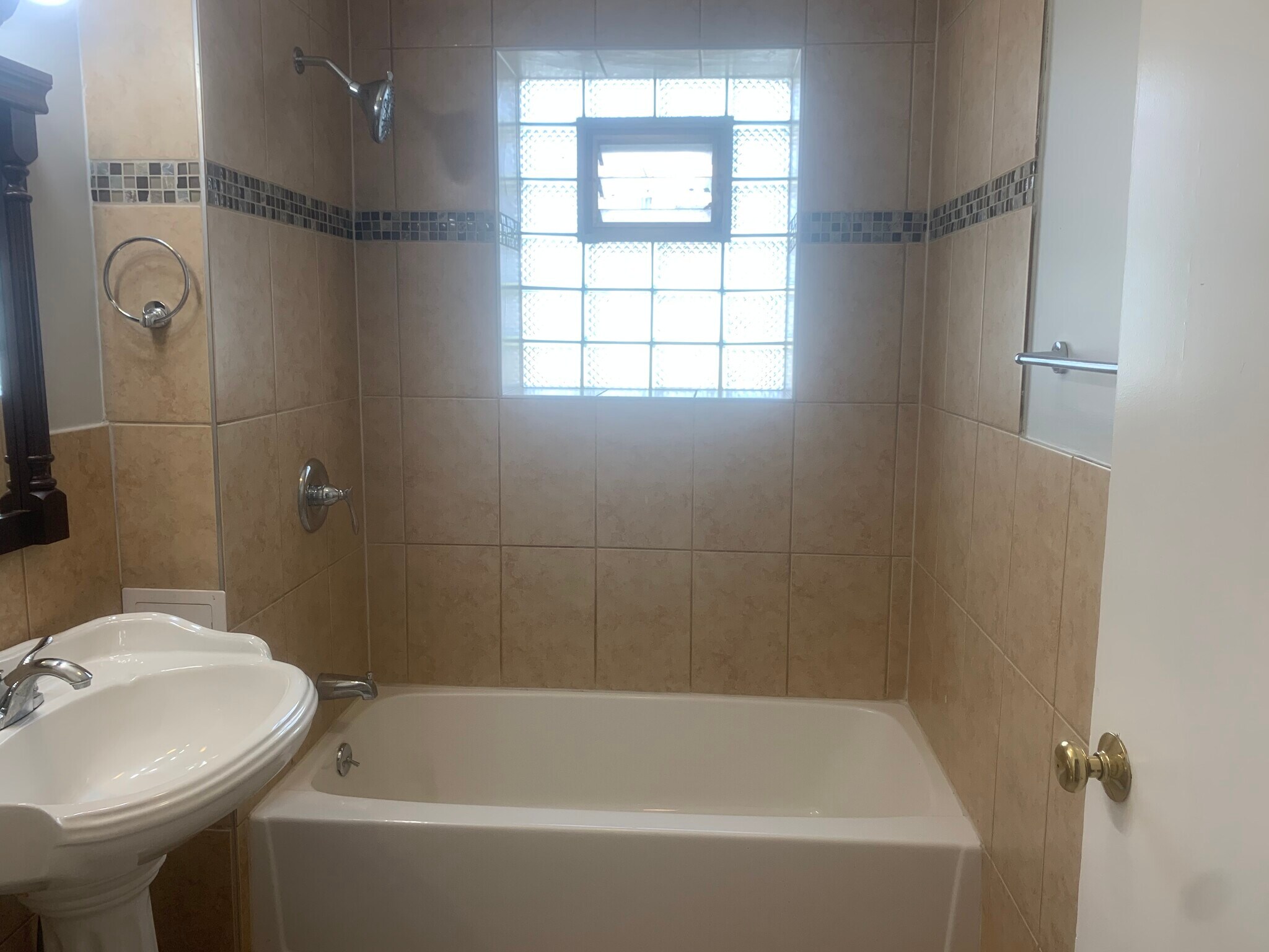 Building Photo - 1422 N Maplewood Ave