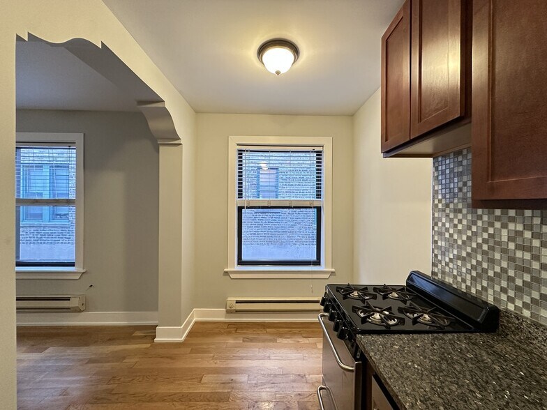 Building Photo - 430 W Roscoe St