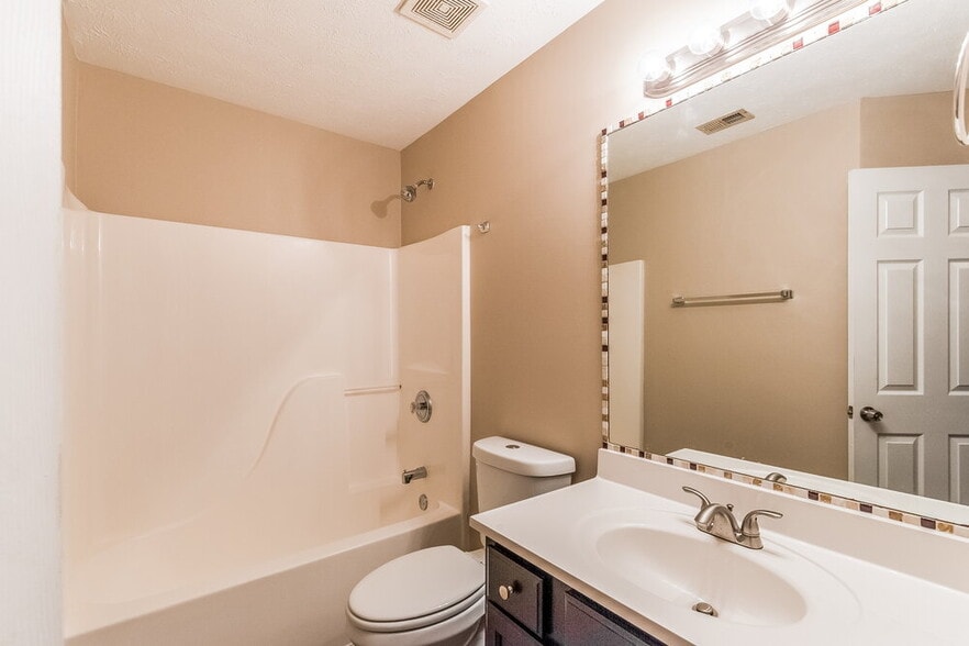 Building Photo - 2704 Lake Park Ridge E