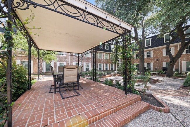 Building Photo - 361 N Post Oak Ln