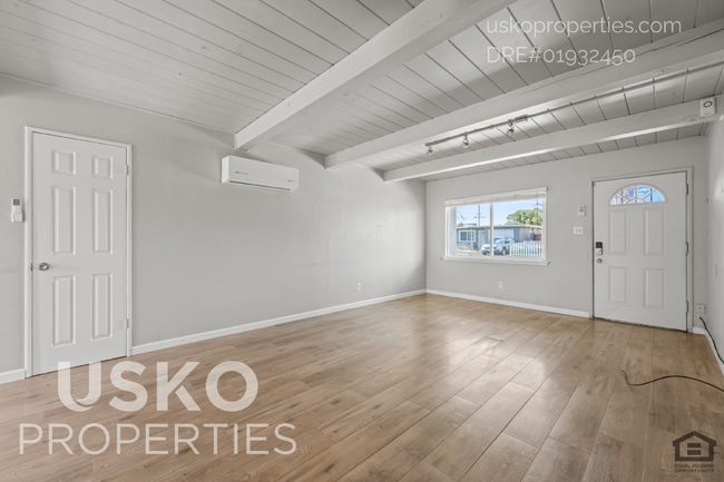 Building Photo - "Charming 3-Bed with Full Bath in Sacramento – Cozy 1093 Sq Ft Home Awaits!"