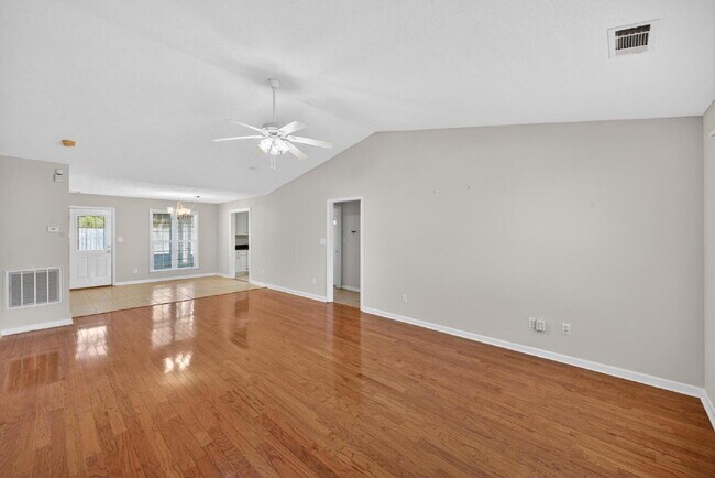 Building Photo - Lovely Patio Home with Sunroom!