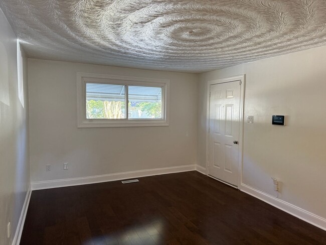 Building Photo - **3bed House - Skip The Apartment Chaos - ...