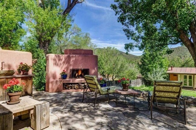 Building Photo - Live in a Piece of Santa Fe’s History – Av...