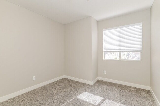 Building Photo - 390 Lombardy Cir