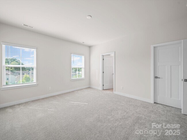 Building Photo - 9922 Oaklawn Blvd NW