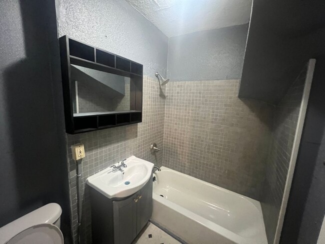Building Photo - 2 Bedroom Lower Duplex Milwaukee