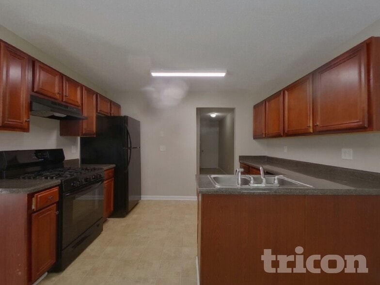 Building Photo - 1418 White Rocks Way NE