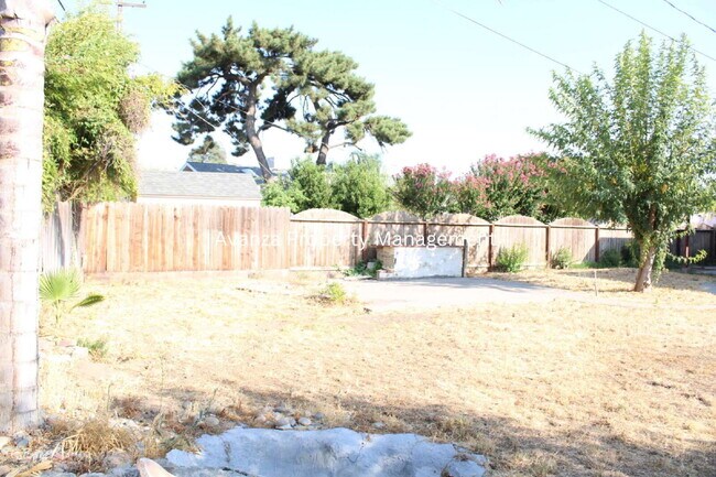 Building Photo - Fresno Mayfair District - 4 Bedroom Home  1 Year Lease