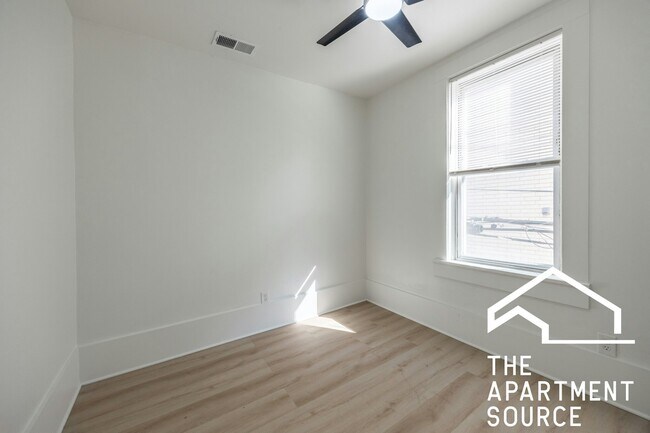 Building Photo - 2301 N Leavitt St