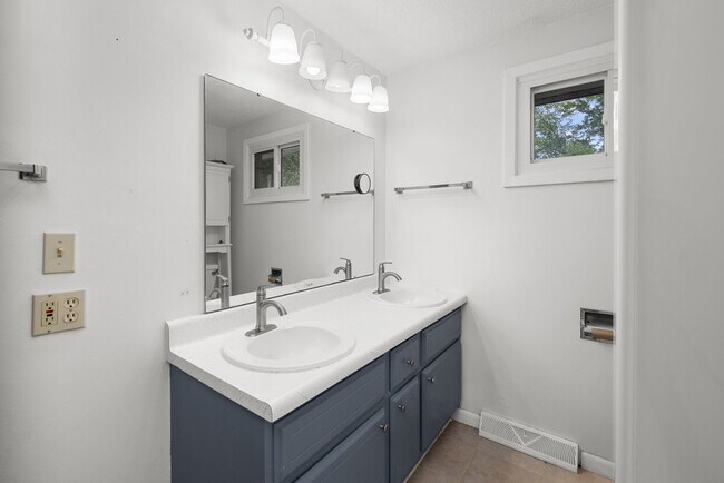Building Photo - 3129 Windsor Dr