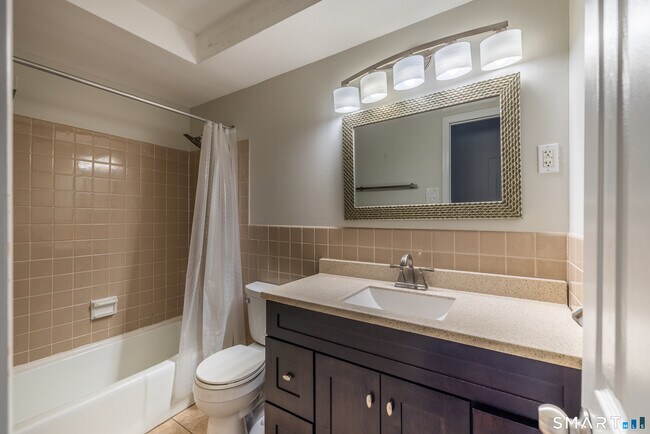 Building Photo - 185 Melba St