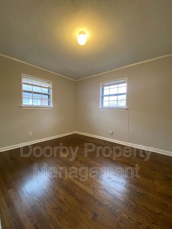 Building Photo - 303 Ridgeway Dr