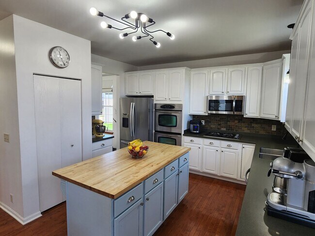 Building Photo - Kenosha 4 bedroom home