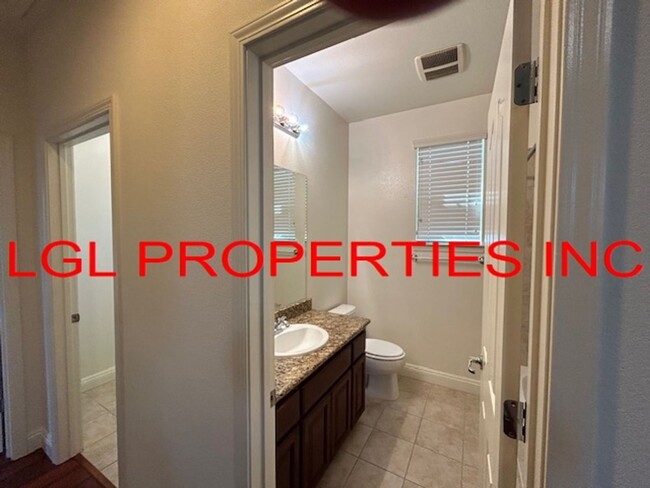 Building Photo - North Natomas 2 Story 3 Bedroom 2.5 Bath 2...