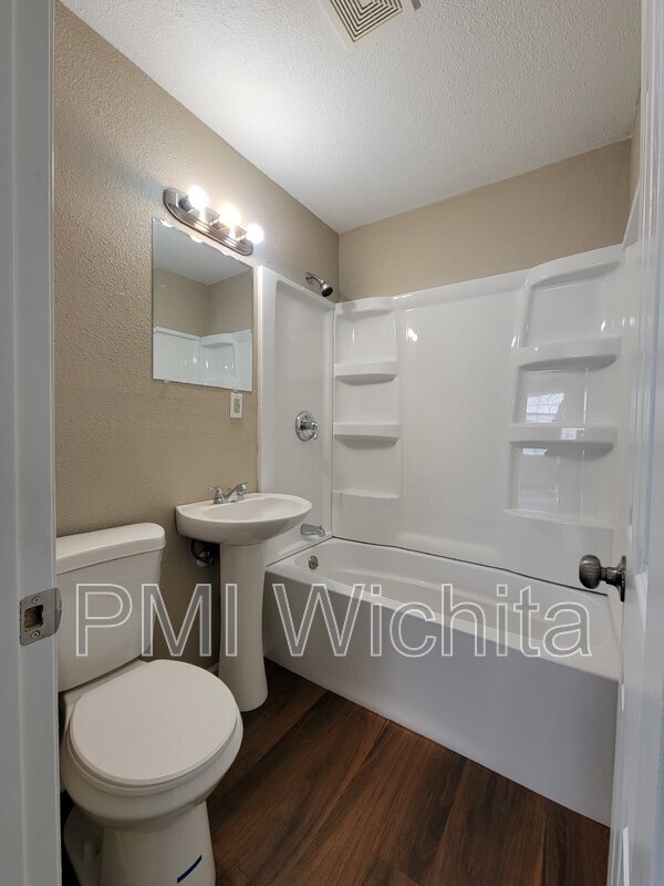 Building Photo - 2557 N Park Pl