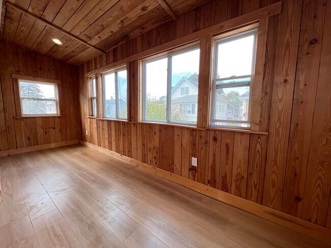 Building Photo - 42 Pinkham Rd