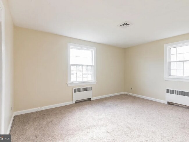Building Photo - 1184 E Park Ave