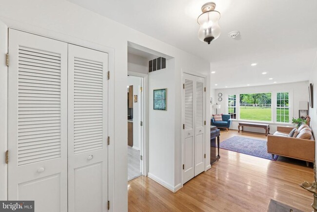 Building Photo - 9809 Sunset Dr