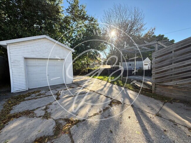 Building Photo - 2037 Berdan Ave