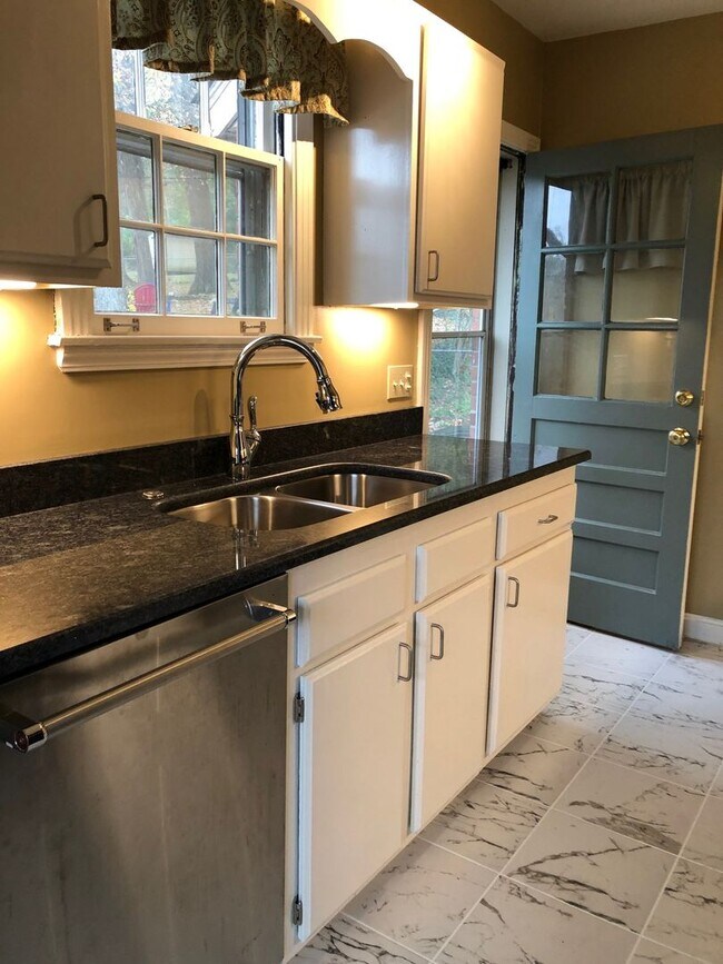 Building Photo - **RECENT $60,000+ RENOVATION ON THIS 4-BED, 3-BATH HOME IN PRIME WHITEBRIDGE NEIGHBORHOOD**