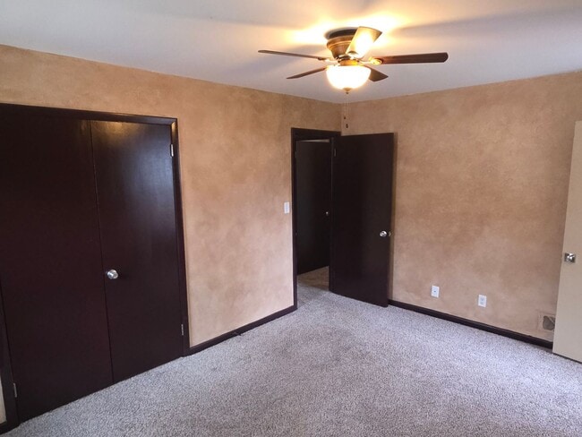 Building Photo - Updated 3 bedroom West Allis upper