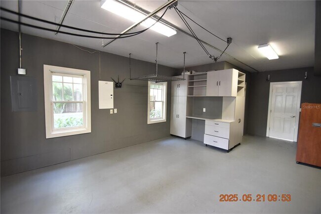 Building Photo - 810 S Packwood Ave