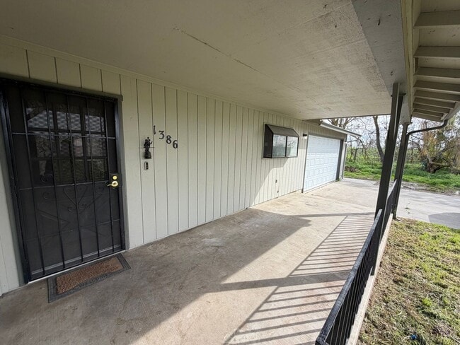 Building Photo - 3 bedroom 2 bath home for rent