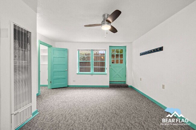 Building Photo - For Rent – 1 Bedroom Back Unit in Mid-Town...