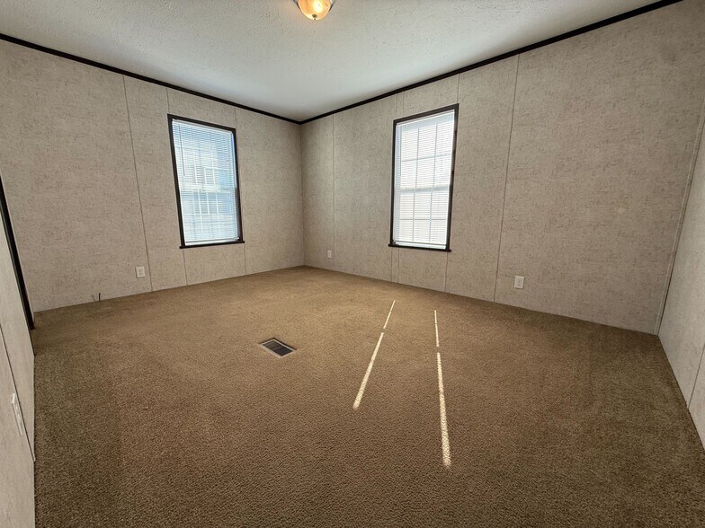 Building Photo - 11975 Creekview Ave