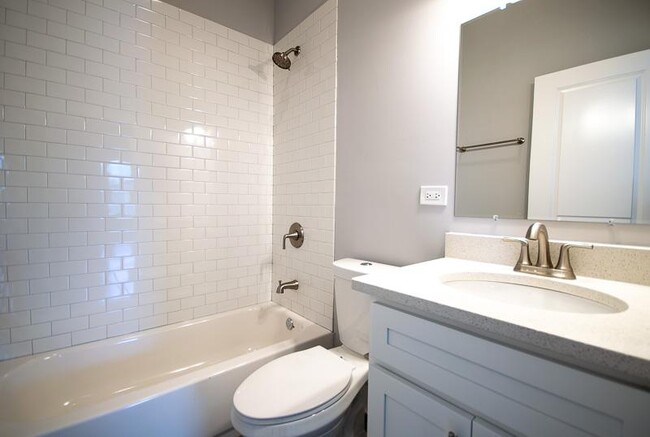 Building Photo - 3 bedroom in Chicago IL 60608
