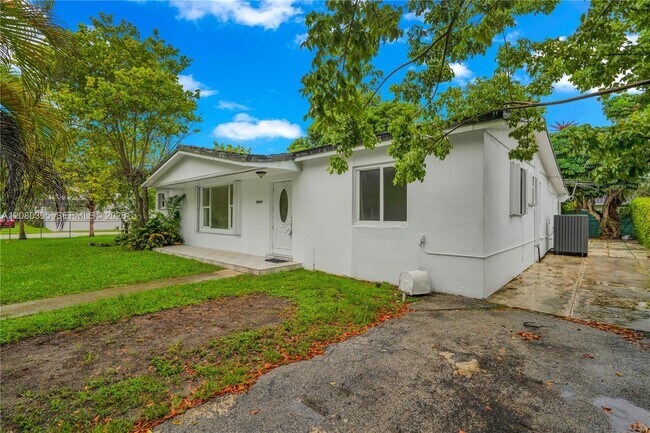 Building Photo - 9441 SW 27th Dr