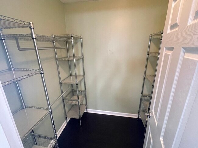 Building Photo - Harbortowne corner lot home with fenced yard and deck!