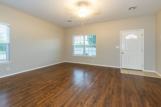 Building Photo - 3 Bed | 2.5 Bath in Broken Arrow!