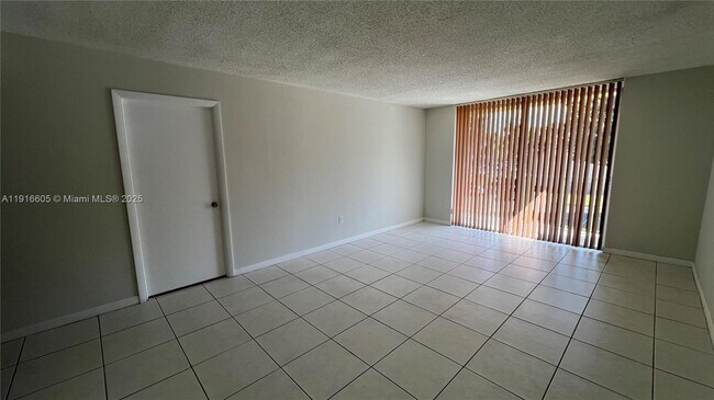 Building Photo - 9350 Fontainebleau Blvd