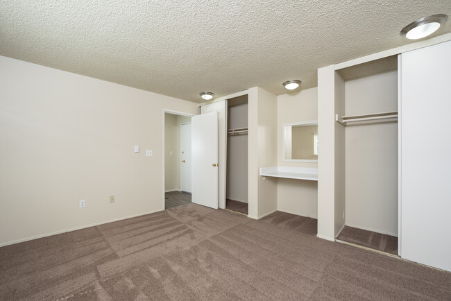 1 Bed 1 Bath Corner Unit - 750 Sq Ft - Rebecca Shores Apartment