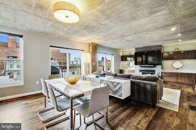 Building Photo - GEORGETOWN - 2 level 2/2.5 Custom Condo City Living W/ UNDERGROUND PARKING!!