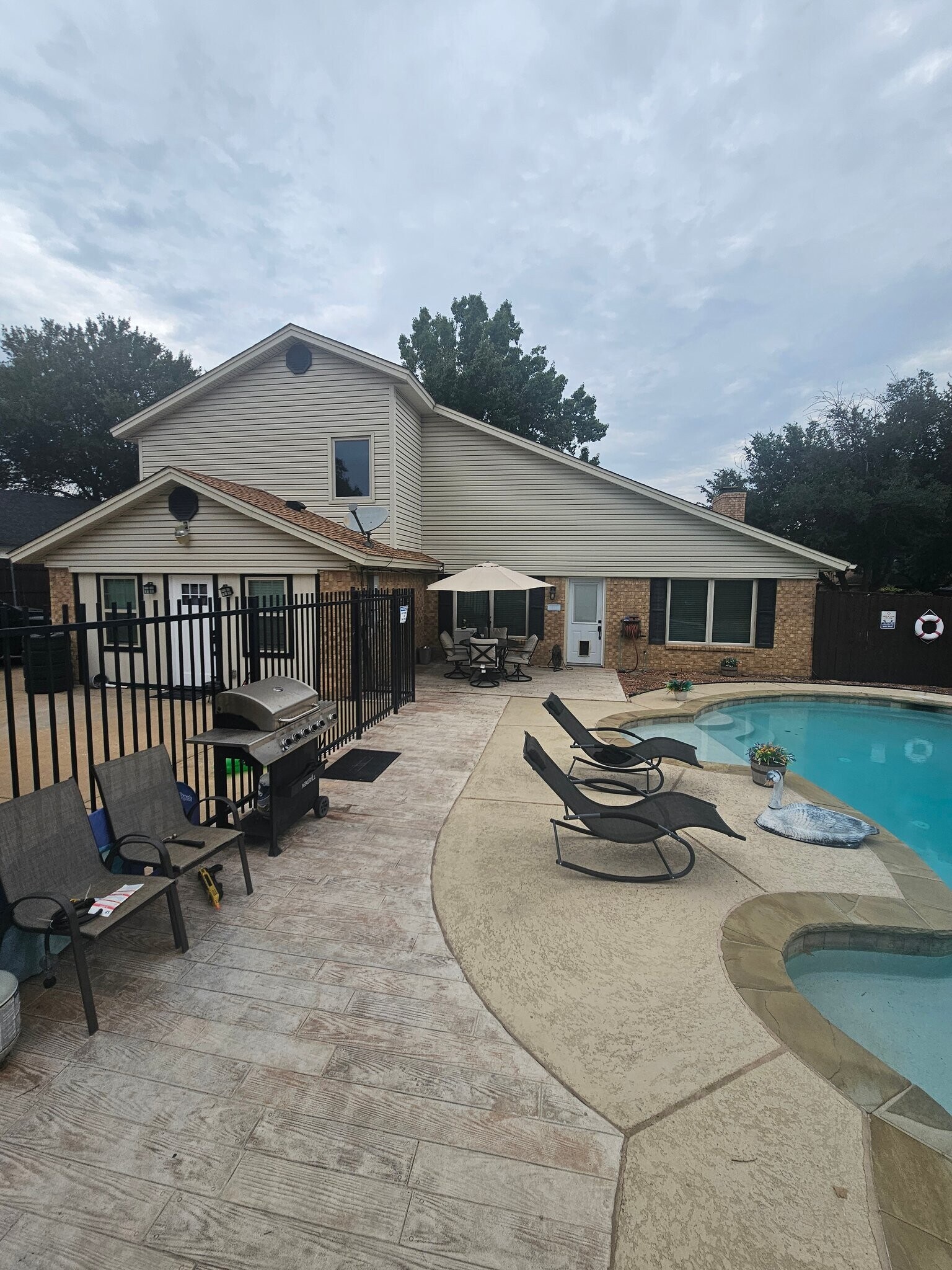 Building Photo - 2020 Oakmeadow St