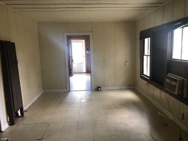 Building Photo - 3 br, 1 bath House - 411 N Theater St
