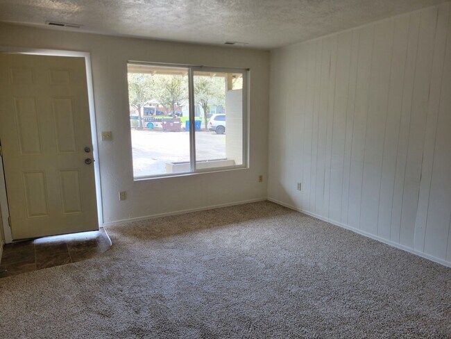Building Photo - Rent Special: 1/2 Off June's Rent!! Ground Level 1 Bedroom 1 Bath W/ AC
