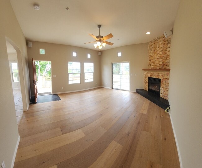 Building Photo - Contemporary Beautiful Spacious 4 bed 3 bath home
