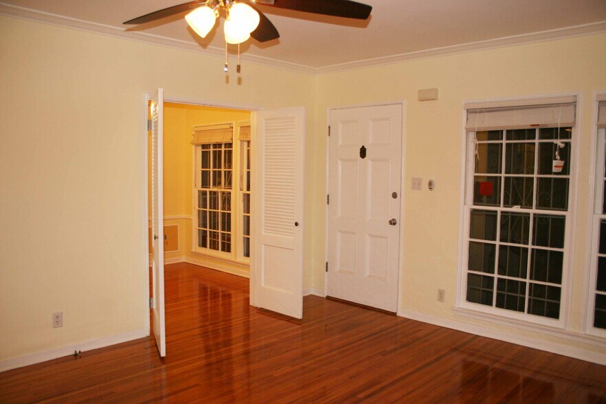 Building Photo - 831 Alandele Ave