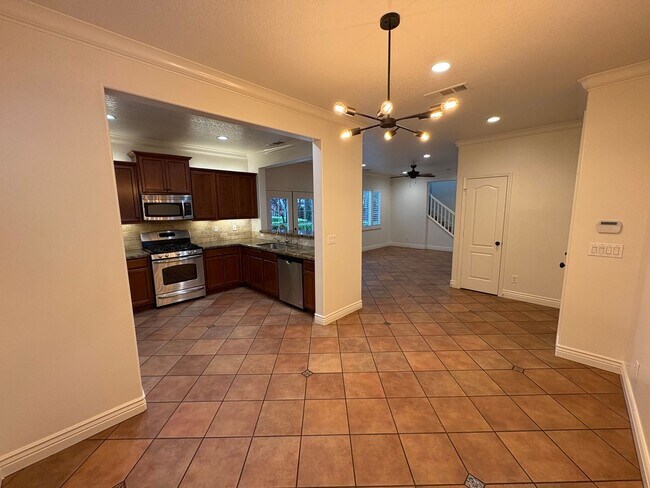 Building Photo - Two story home in NW Visalia Rent Ready!