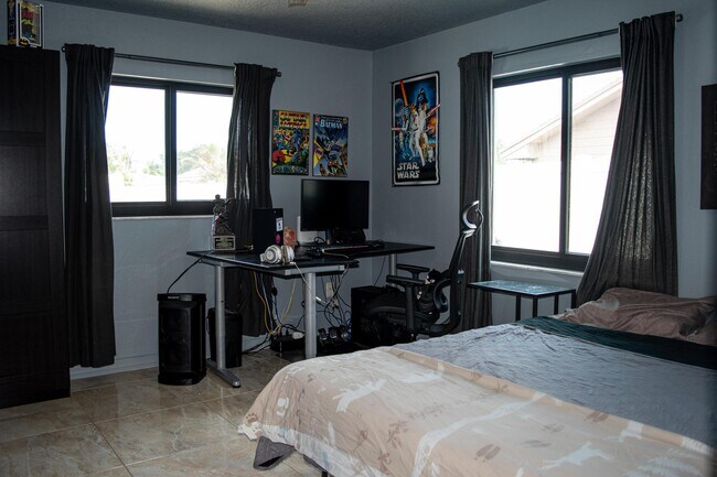 Building Photo - 5432 Sandhurst Cir S