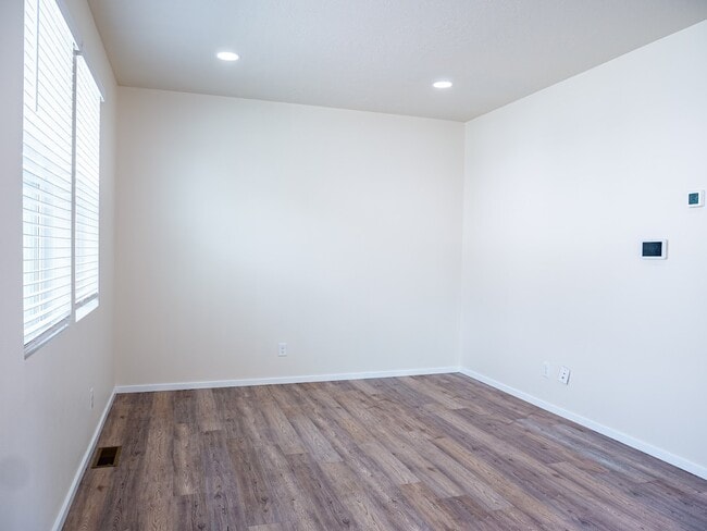 Building Photo - 1007 N Viewmont Rd
