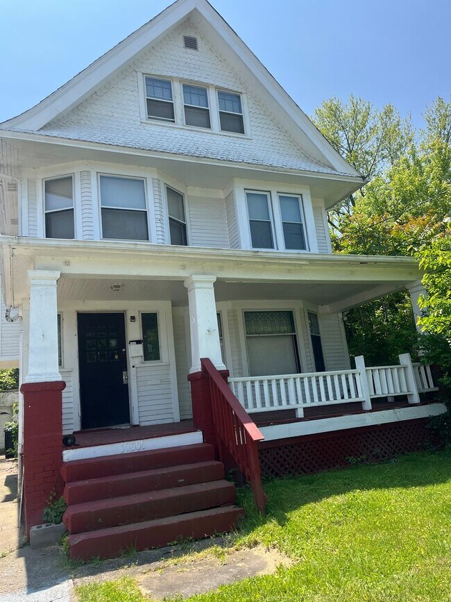 Building Photo - Section 8 Accepted! Charming 4-bedroom hom...