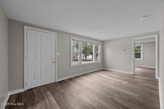 Building Photo - "Charming 4-Bedroom Home with 2 Full Baths on Murrill Hill Road – Your Perfect Jacksonville Retre...