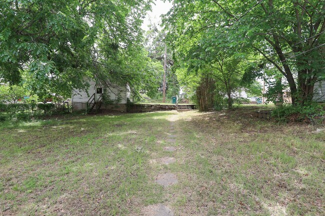 Building Photo - 3 Bed 1 Bath in beautiful location!