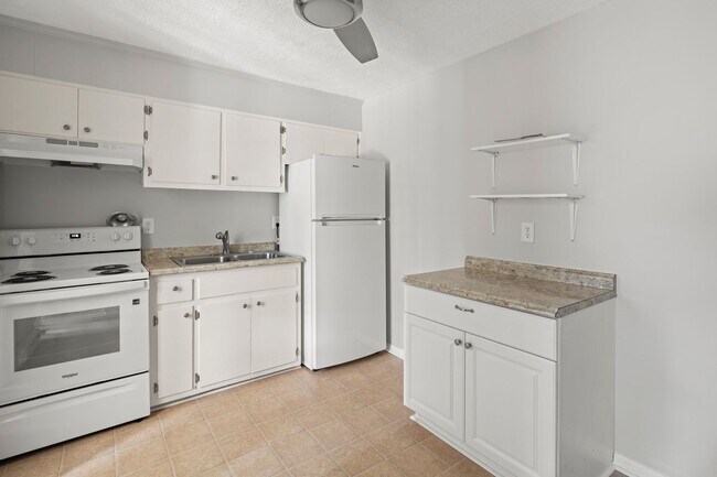 Building Photo - West Asheville Apartment - One Bedroom Plus Office